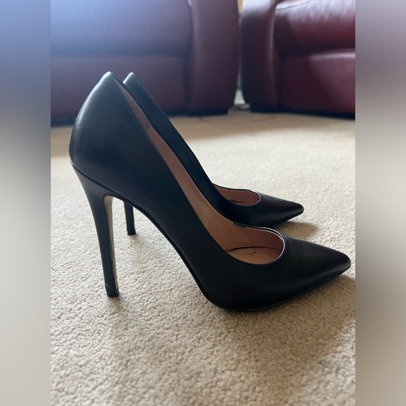 Size 4 - Picture 2 of 2